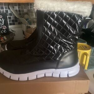 Women's Quilted Black Winter Boots Brand new never worn light weight